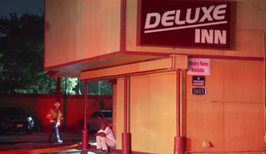 Deluxe Inn catches fire in Third Ward, injuring 2 overnight, Houston Fire Department says