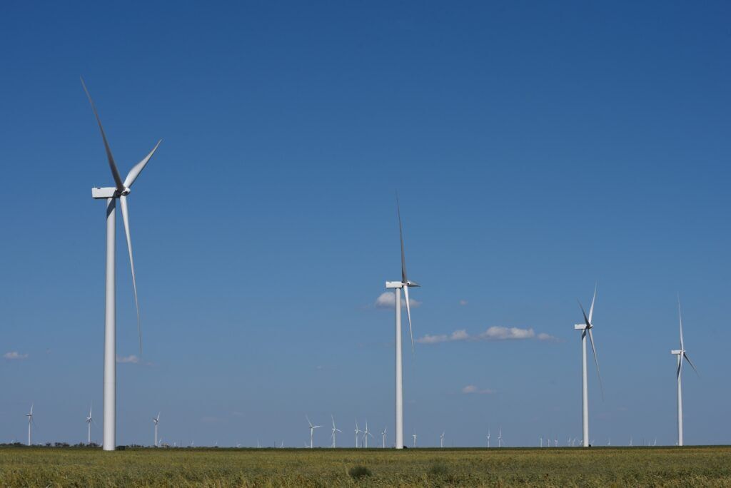 Wind turbines generate power on a farm near Throckmorton, Texas, Aug. 24, 2018. REUTERS/Nick Oxford