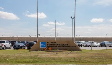 Appeals court says undocumented migrants must get hearing