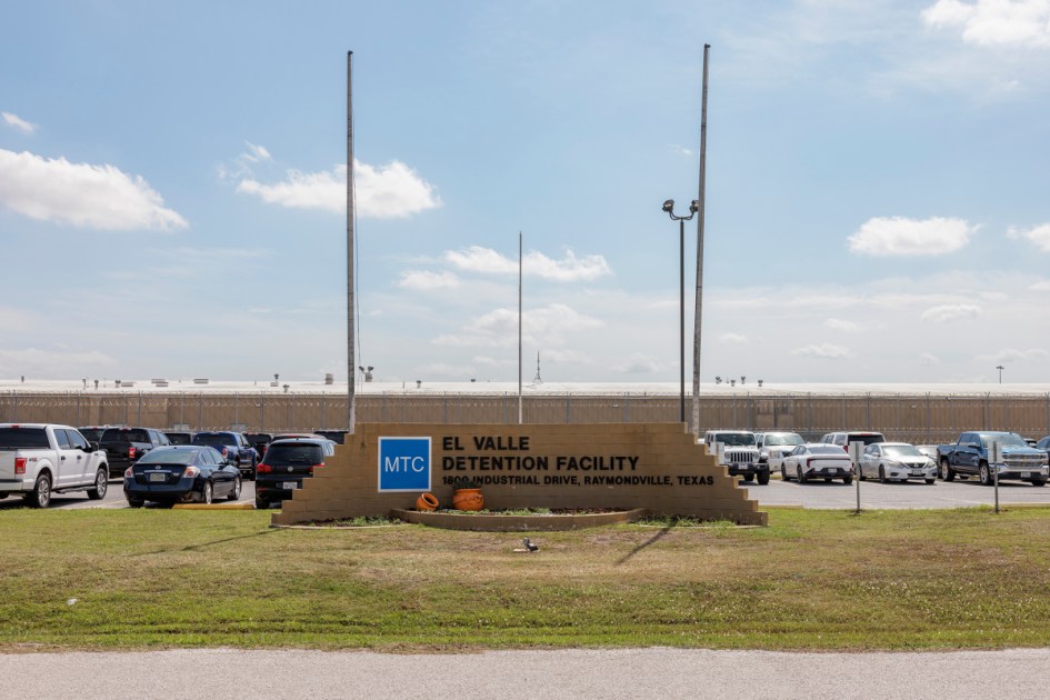 Appeals court says undocumented migrants must get hearing