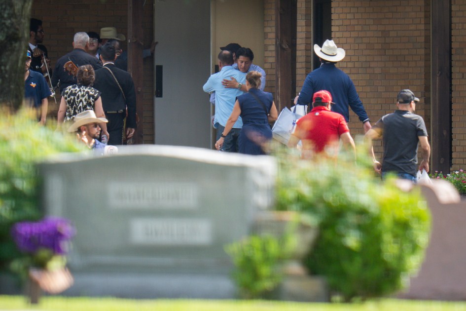Houston community gathers to mourn man killed by ICE