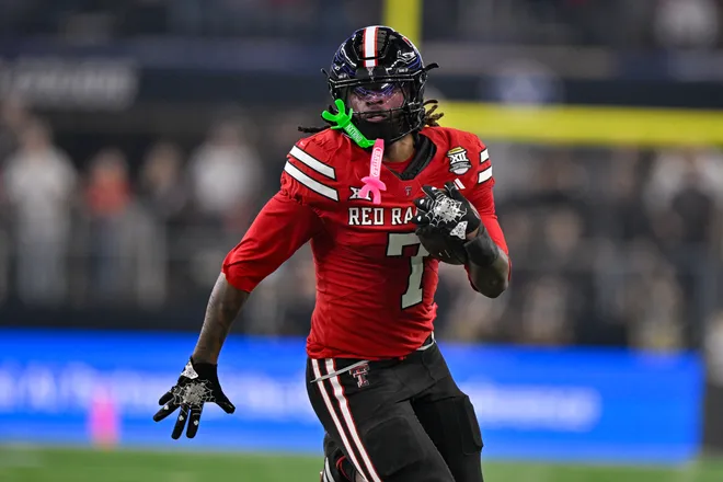 Dec 6, 2025; Arlington, TX, USA; Texas Tech Red Raiders tight end Terrance Carter Jr. (7) runs with the ball during the game between the Red Raiders and the Cougars at AT & T Stadium. Mandatory Credit: Jerome Miron-Imagn Images