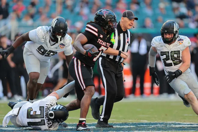 Jan 1, 2026; Miami Gardens, FL, USA; Texas Tech Red Raiders tight end Terrance Carter Jr. (7) carries the ball as Oregon Ducks defensive back Dillon Thieneman (31) defends during the second half of the 2025 Orange Bowl and quarterfinal game of the College Football Playoff at Hard Rock Stadium. Mandatory Credit: Sam Navarro-Imagn Images