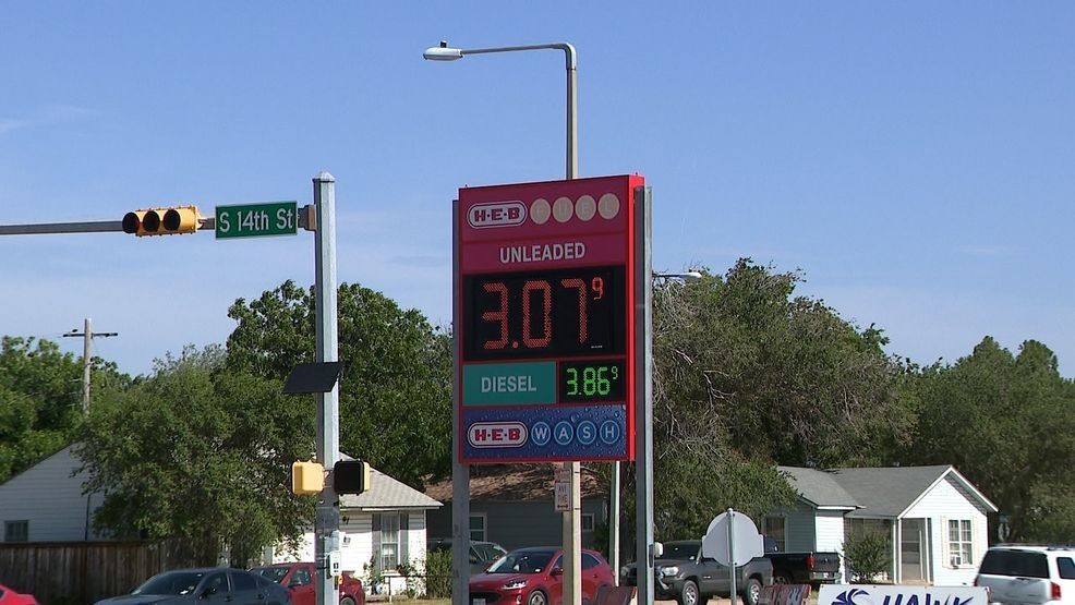 As gas prices continue to drop, many people are making the most of the long holiday weekend with trips both near and far.(KTXS/Scott Martin)