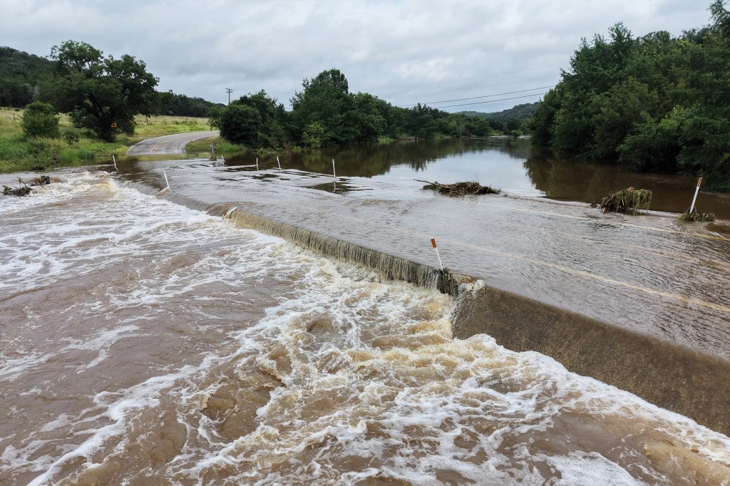 Parts of Texas face threats of flash flooding while hit areas clean up