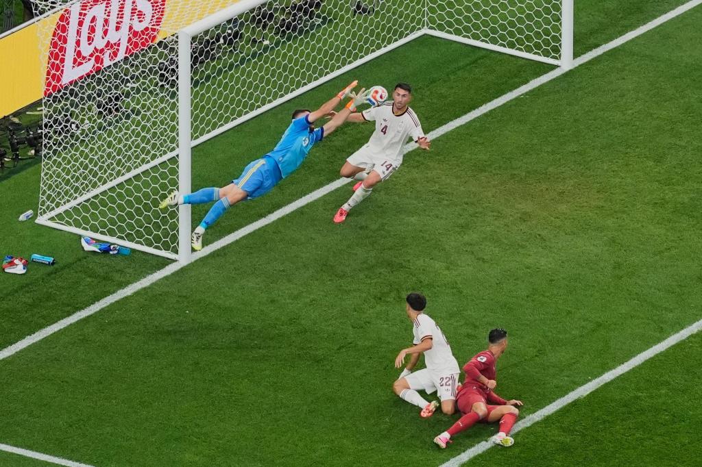 Spain sets World Cup record with 6th clean sheet in a row and keeper Simón extends scoreless mark – Orlando Sentinel