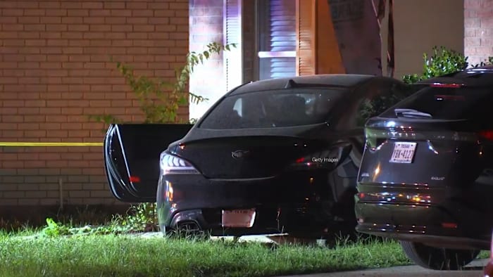 Man found with multiple gunshot wounds crashes into Cypress home, Harris County deputies say