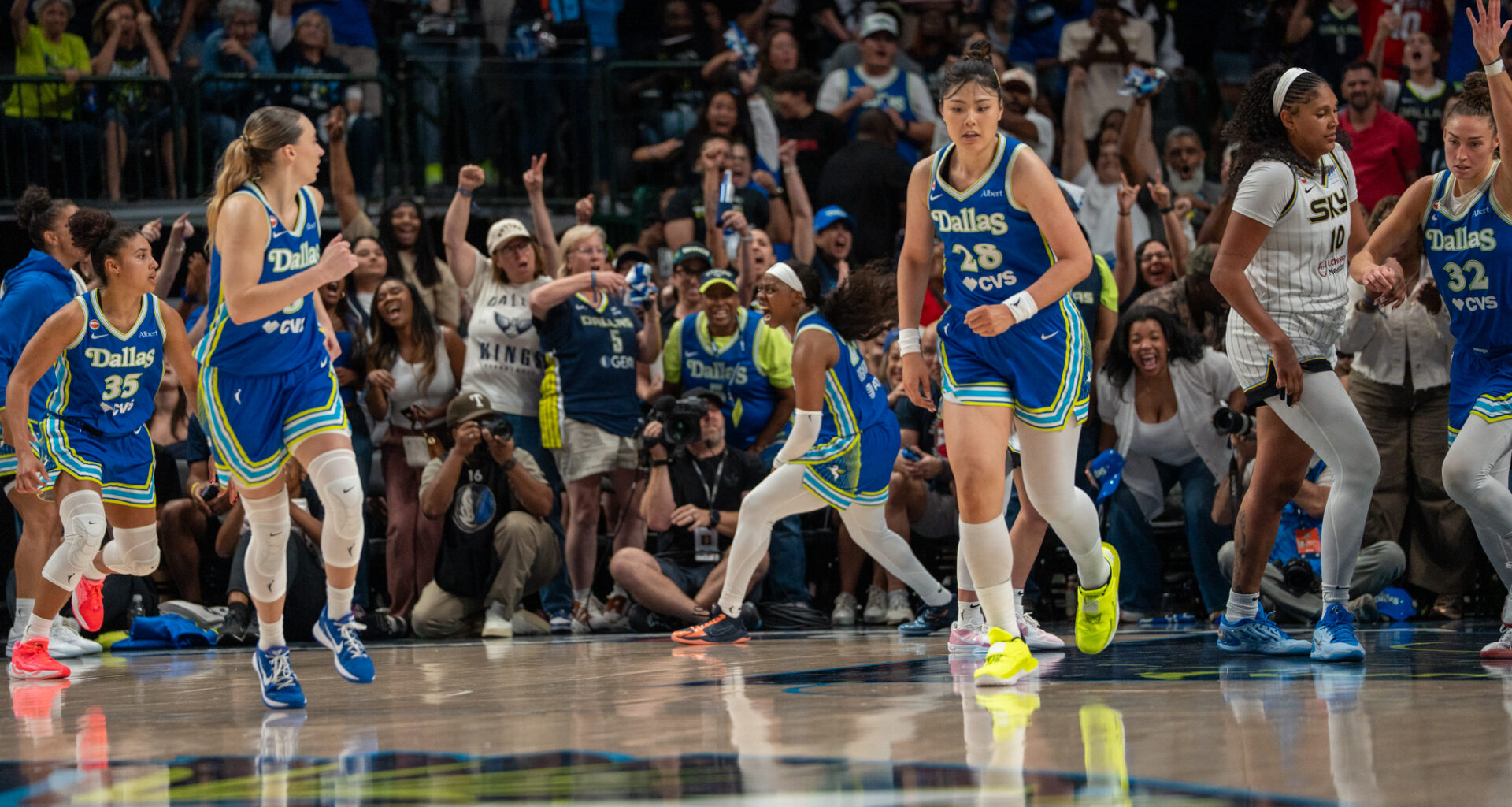 Dallas Wings show off late-game heroics to downtown crowd