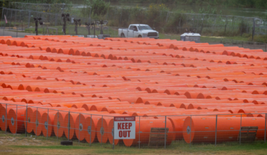 Drifting anti-immigrant buoys briefly close 2 Rio Grande bridges