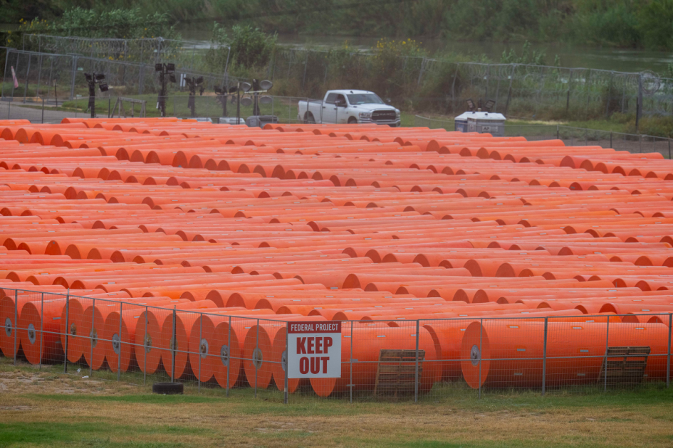 Drifting anti-immigrant buoys briefly close 2 Rio Grande bridges