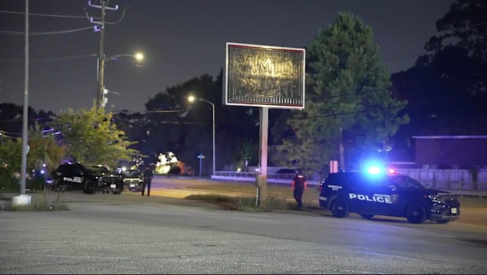 Fatal single-vehicle crash on Ella shuts down road for hours in northwest Houston