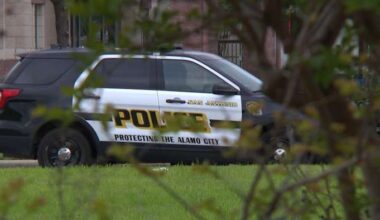 Shoplifting suspect stabs security officer at East Side business, SAPD says