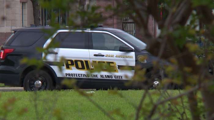 Shoplifting suspect stabs security officer at East Side business, SAPD says