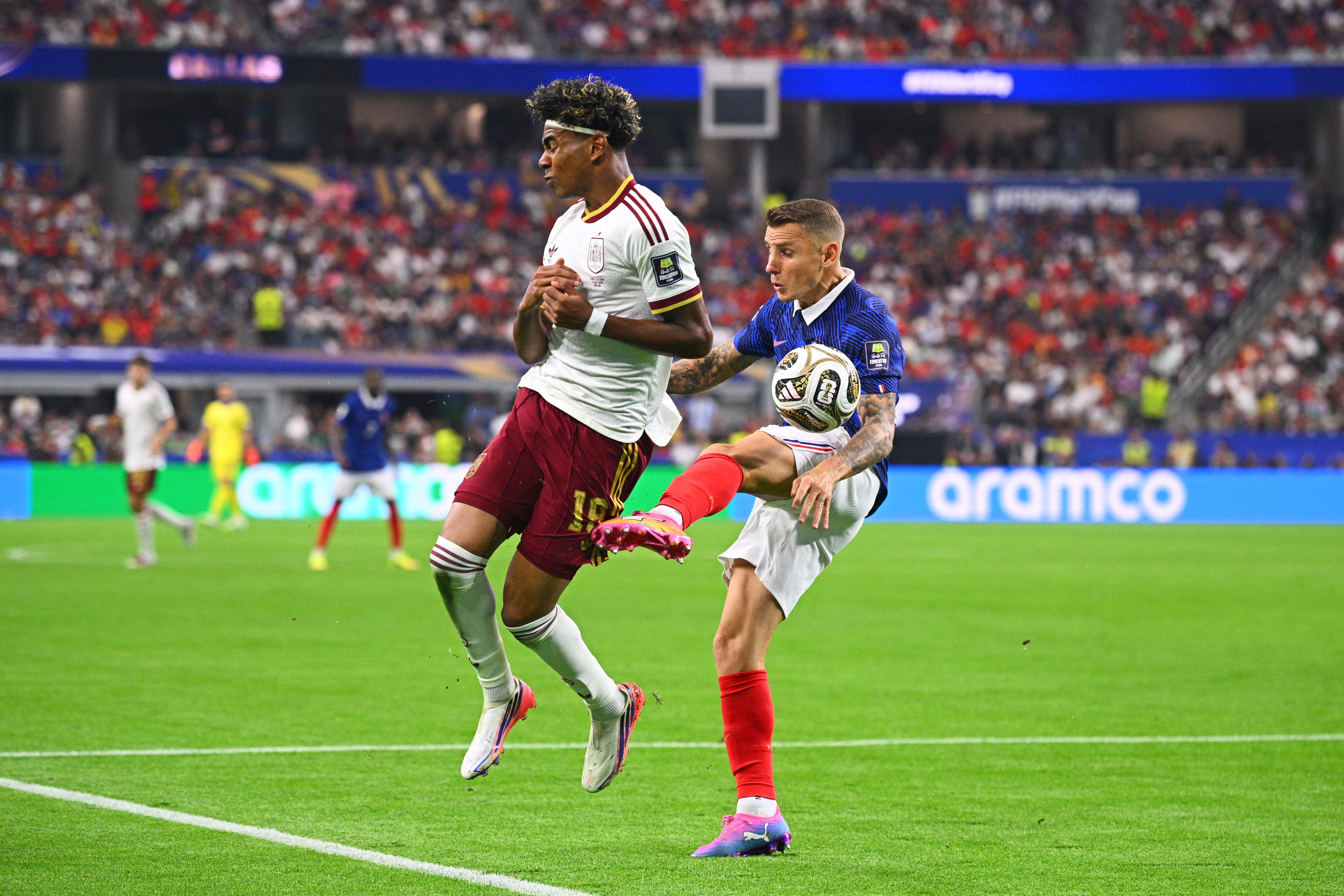 14 July 2026, United States, Arlington: Soccer, Men’s, 2026 World Cup, France vs. Spain, Semifinal, Dallas Stadium in Arlington, Lucas Digne (France) fouls Lamine Yamal (Spain).