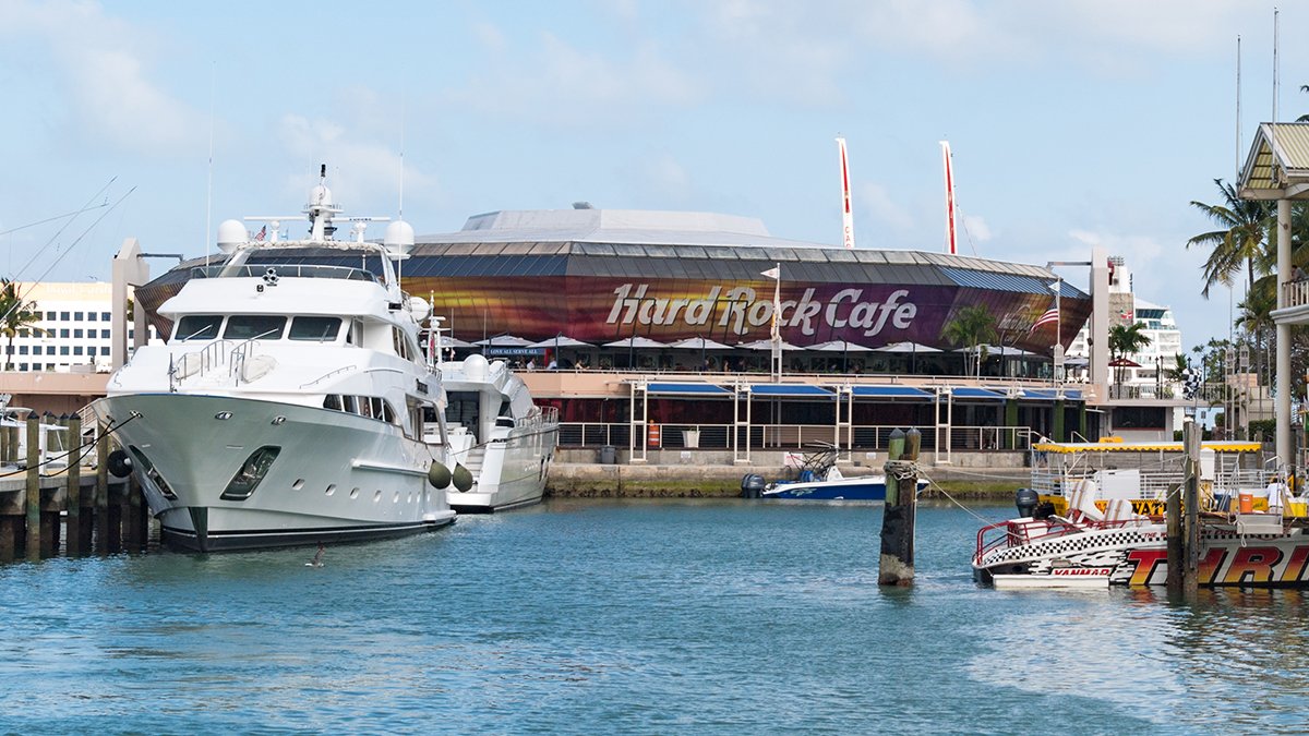 Texas man arrested in battery of Hard Rock Cafe server at Bayside Marketplace, cops say – NBC 6 South Florida