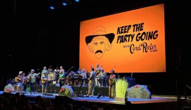 Coral Reefers honor Jimmy Buffett at Dickies Arena show