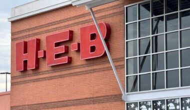 H-E-B resumes curbside, home delivery orders after self-imposed pause, spokesperson says