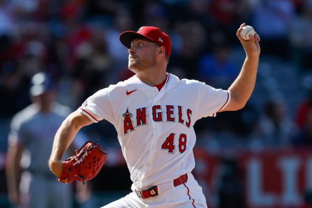 Reid Detmers, abridor de los Angelinos de Los Ángeles, lanza durante la primera entrada del juego de béisbol de Grandes Ligas contra los Rangers de Texas, el domingo 24 de mayo de 2026, en Anaheim, California. (AP Foto/Caroline Brehman)