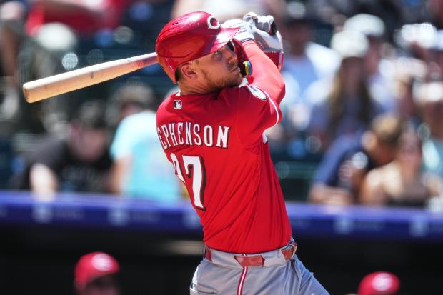 Tyler Stephenson, de los Rojos de Cincinnati, batea frente a los Rockies de Colorado en la tercera entrada del juego de béisbol de Grandes Ligas, el domingo 19 de julio de 2026, en Denver. (AP Foto/David Zalubowski)