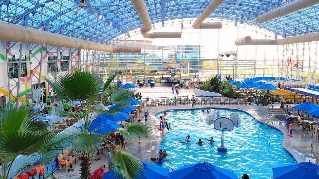 The place that sparked the controversy: Epic Waters water park פארק המים המקורה בגרנד פריירי שבו התקיימה מסיבת בריכה ״למוסלמים בלבד״ לרגל חג הקורבן
