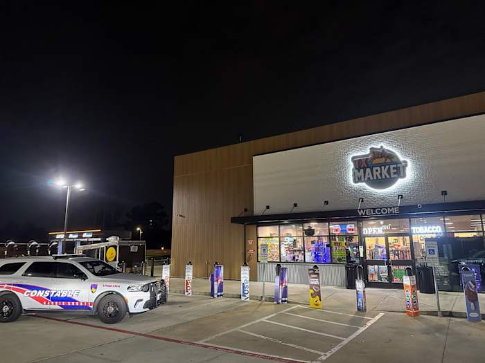 Armed robbery reported at Louetta Road Exxon, suspects flee toward I-45