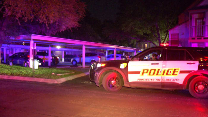 Man arrives at North Side apartment complex with multiple stab wounds, SAPD says