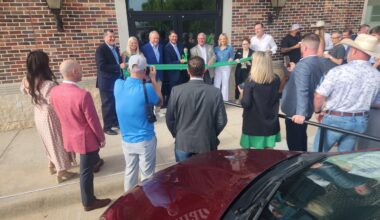 Valliance Bank Celebrates New Location With Ribbon Cutting