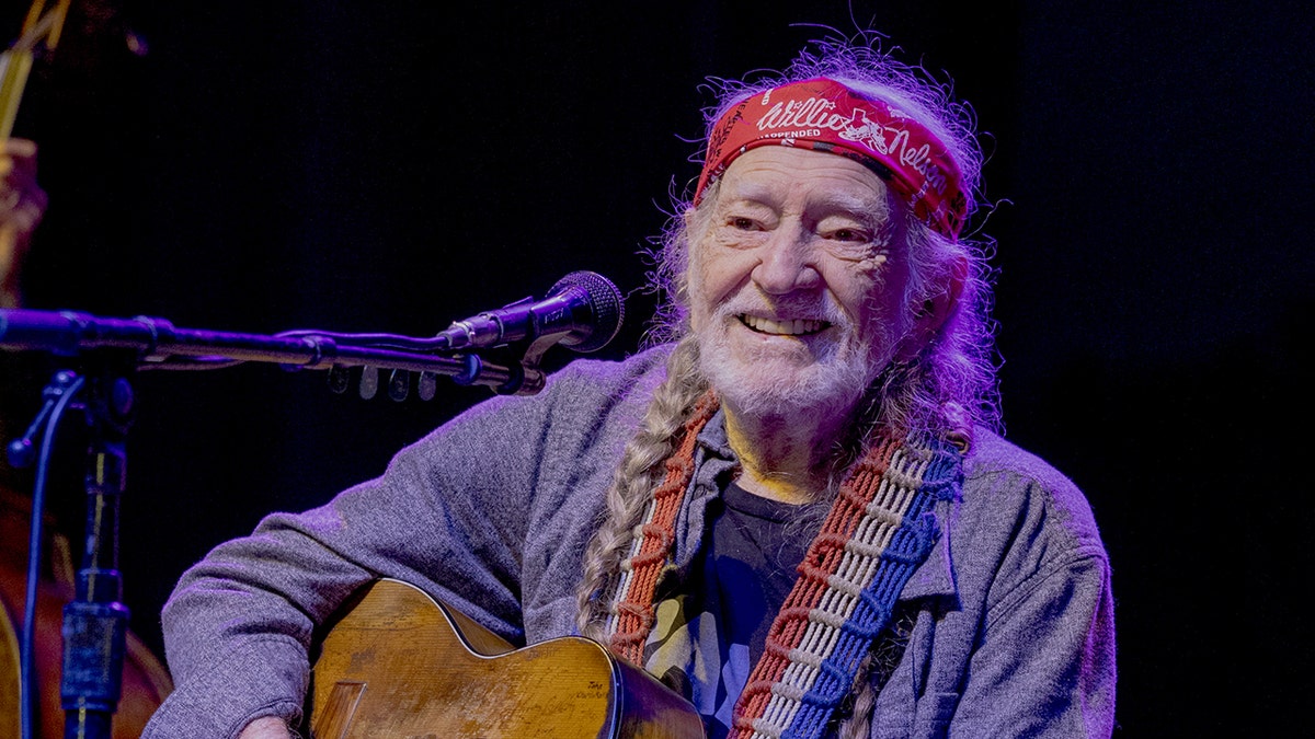 willie nelson on stage