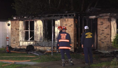 Heavy fire engulfs Houston home early Wednesday morning