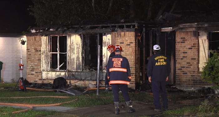 Heavy fire engulfs Houston home early Wednesday morning
