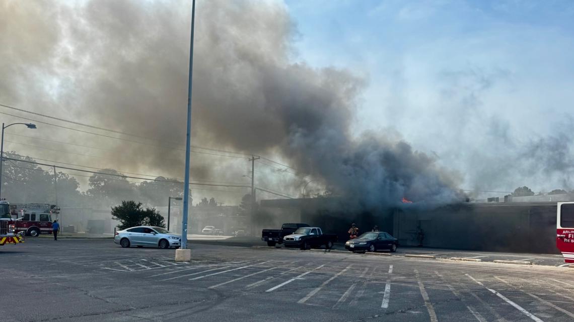 Arlington firefighters respond to 2-alarm fire at strip center, officials say