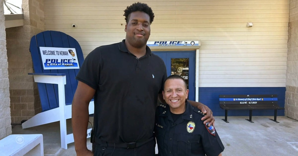 7-foot-3 former pro basketball player sworn in as Texas police officer