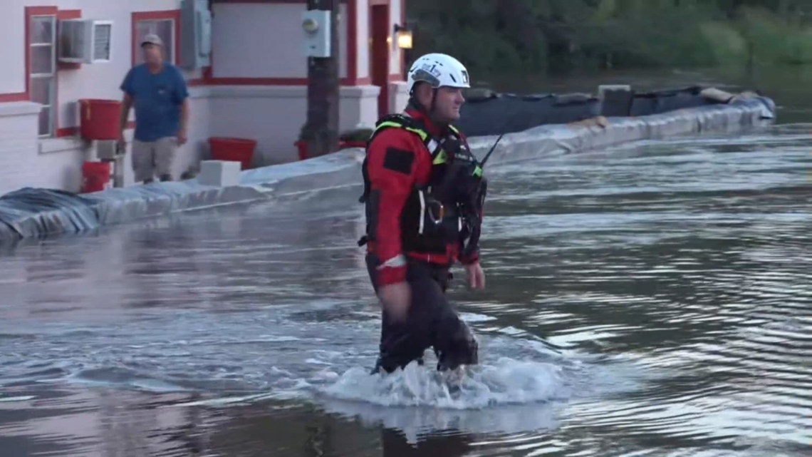 Tilden residents wait as Frio River flooding unfolds