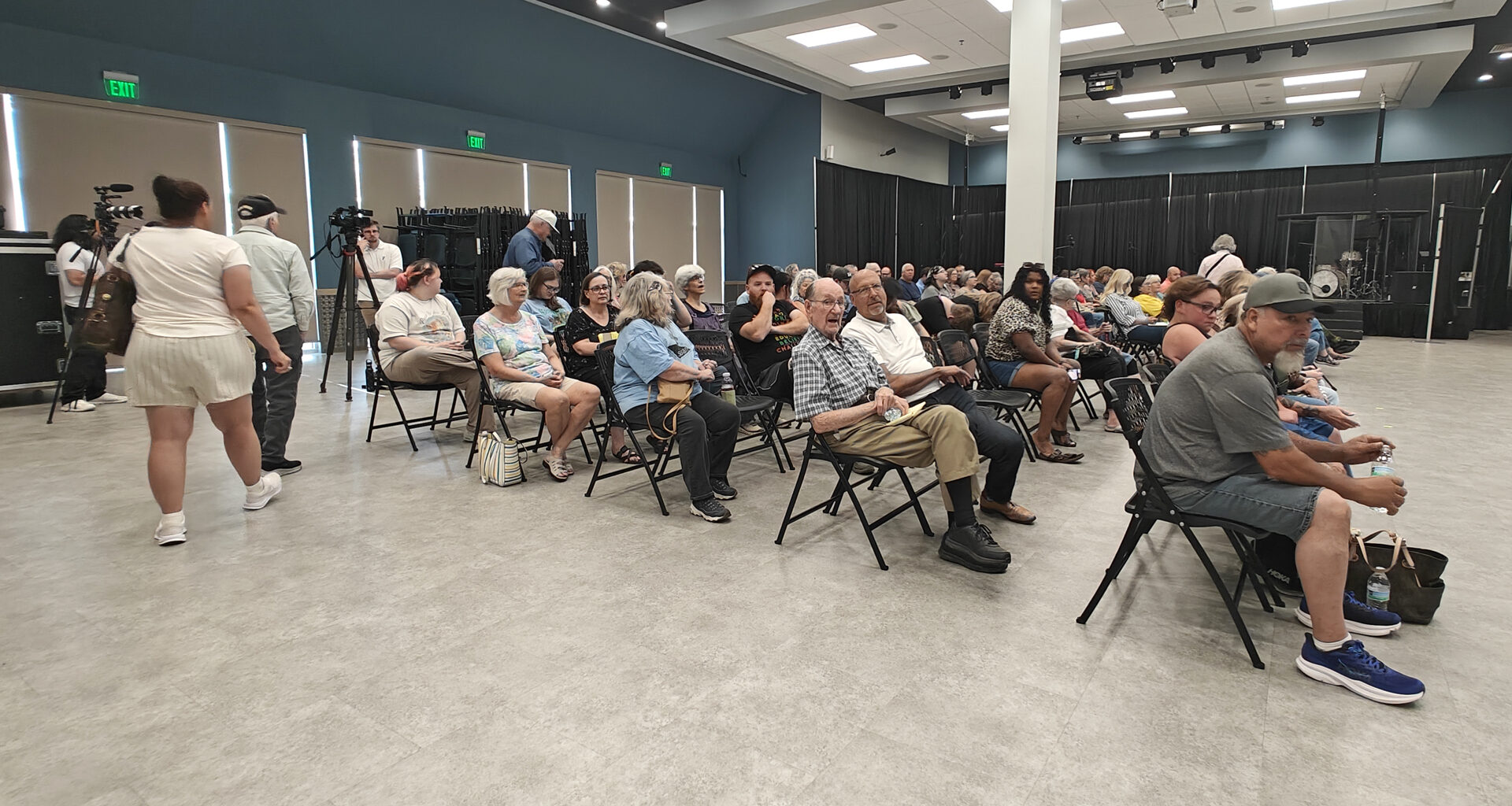 Anti-data center meeting ends after man yells, cusses out mayor, who says he won't 'take that kind of treatment'