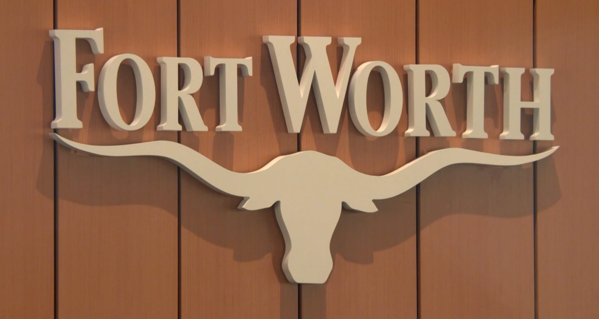 At least 150 people evacuated after gas line struck in Fort Worth, officials say