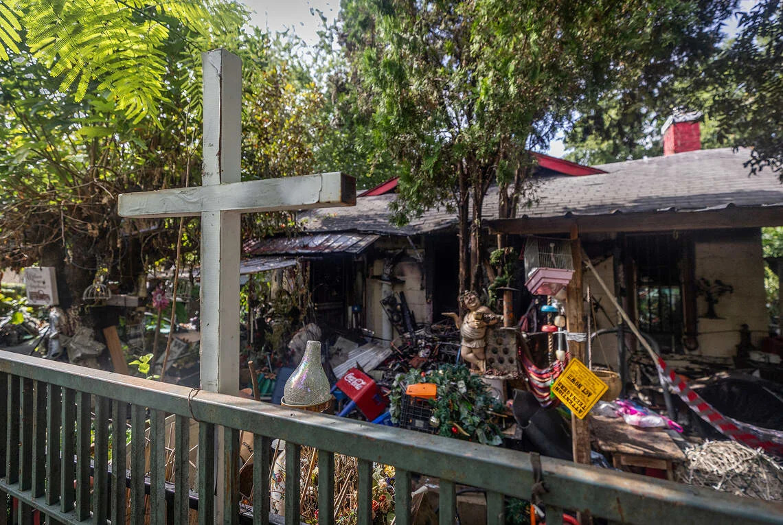 Man killed in Fort Worth house fire; woman critically injured, officials say