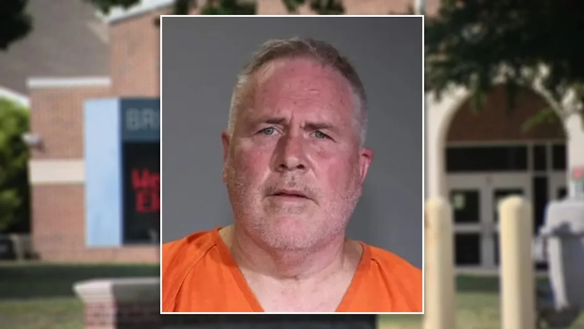 Affidavit: Plano ISD teacher touched female students at his desk