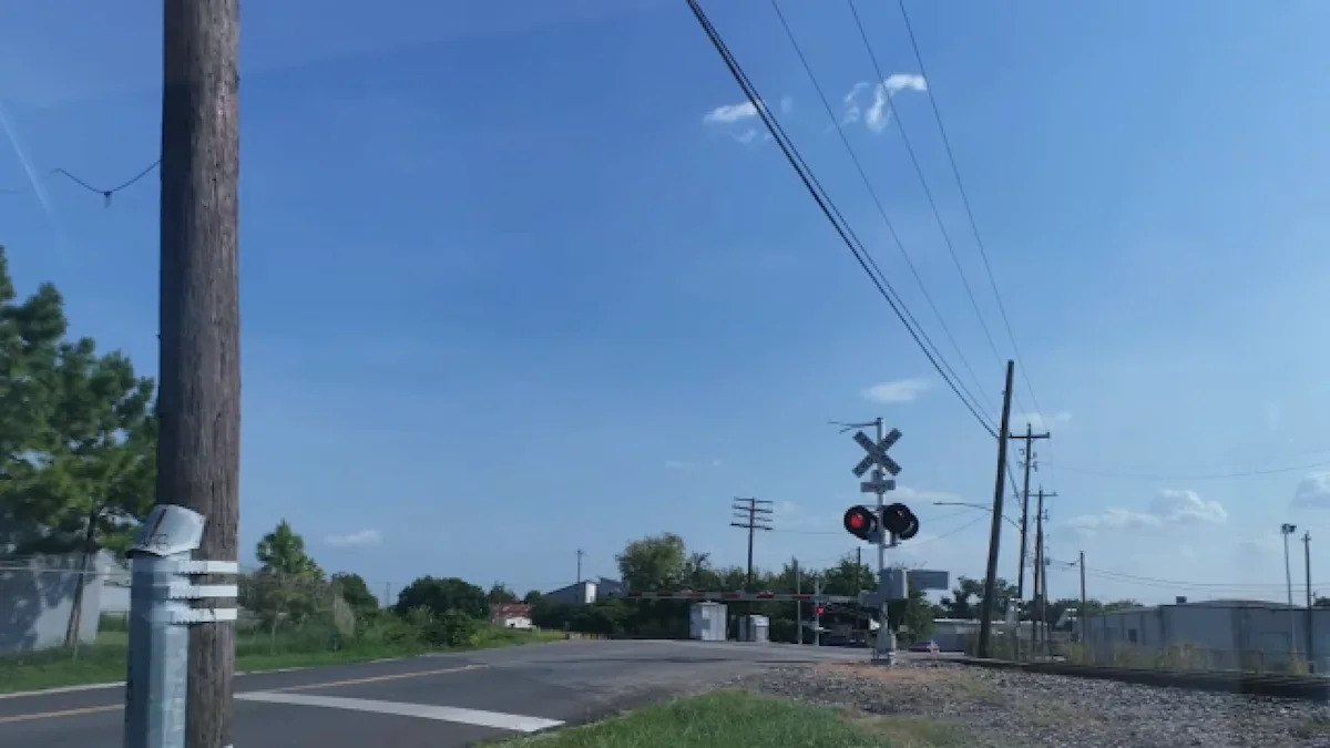 Malfunctioning railroad crossing signals in east Houston raise safety concerns