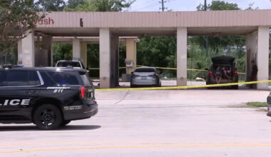 1 hurt after shooting at car wash in southeast Houston, shots fired toward deputy, HPD says