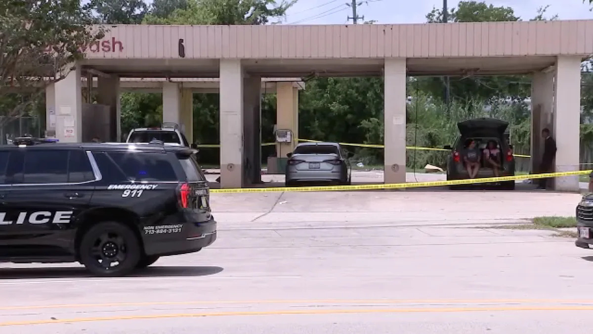 1 hurt after shooting at car wash in southeast Houston, shots fired toward deputy, HPD says