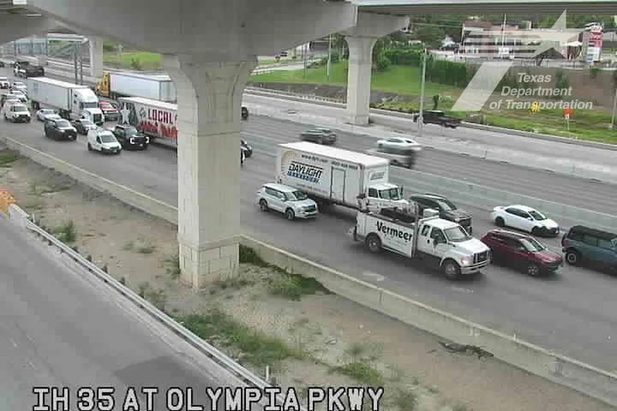 Massive crash sparks temporary shutdown of San Antonio interstate