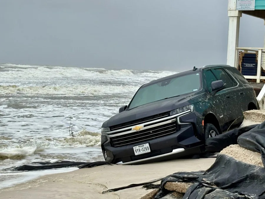 Texas family loses SUV to Bertha’s dangerous surf