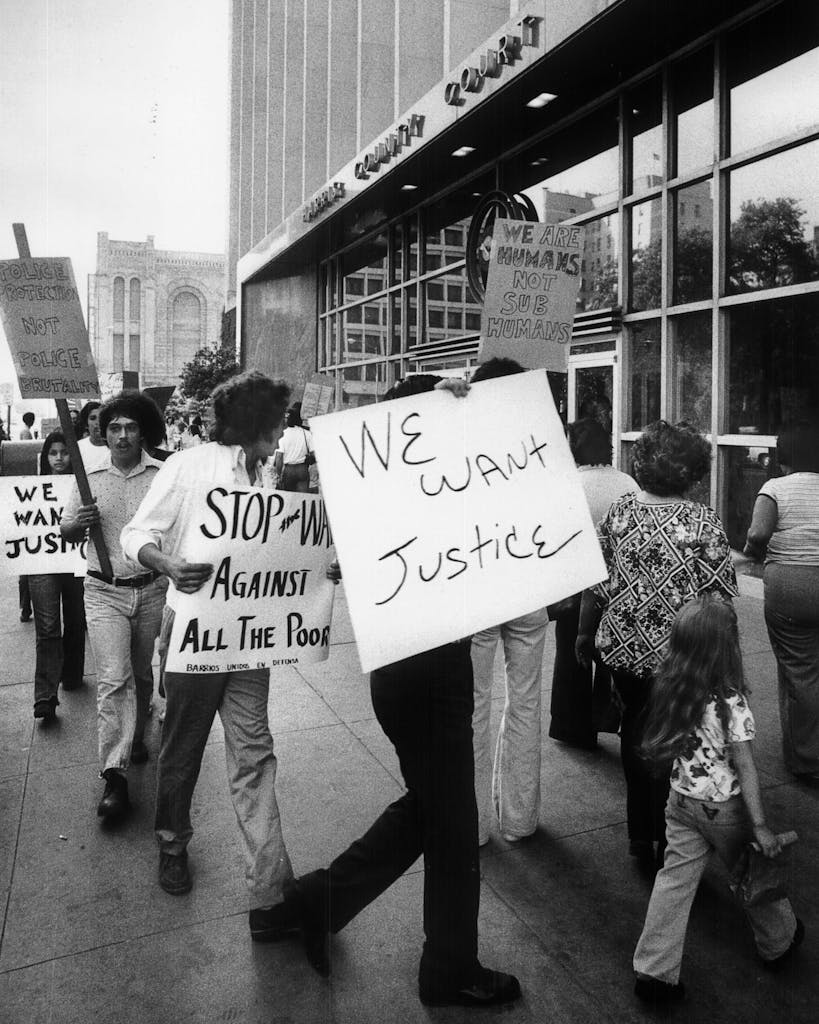 Protesters march outside the Harris County Courthouse on May 18, 1977 to protest the killing of José Campos Torres