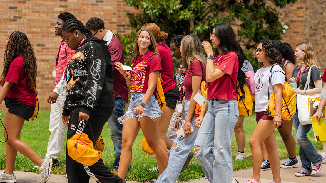 Large group at New Student Orientation make their way to the next porition of the campus tour
