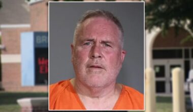 Affidavit: Plano ISD teacher touched female students at his desk