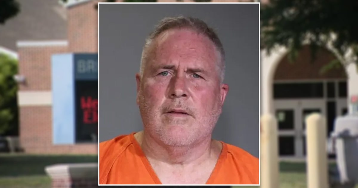 Affidavit: Plano ISD teacher touched female students at his desk
