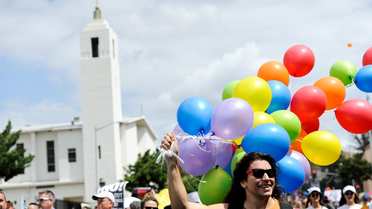 People participate in a Resist March that replaced the annual Pride Parade in Los Angeles, California, U.S., June 11, 2017. REUTERS/Andrew Cullen - RTS16LQH