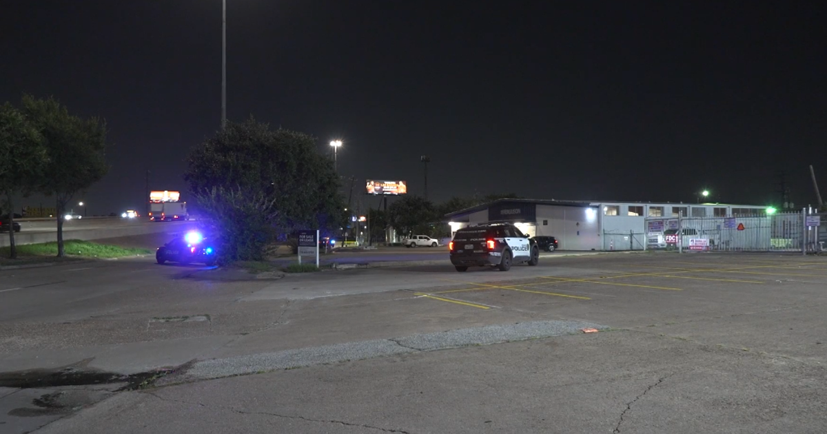 Woman shot in neck near Gulf Freeway while in business parking lot