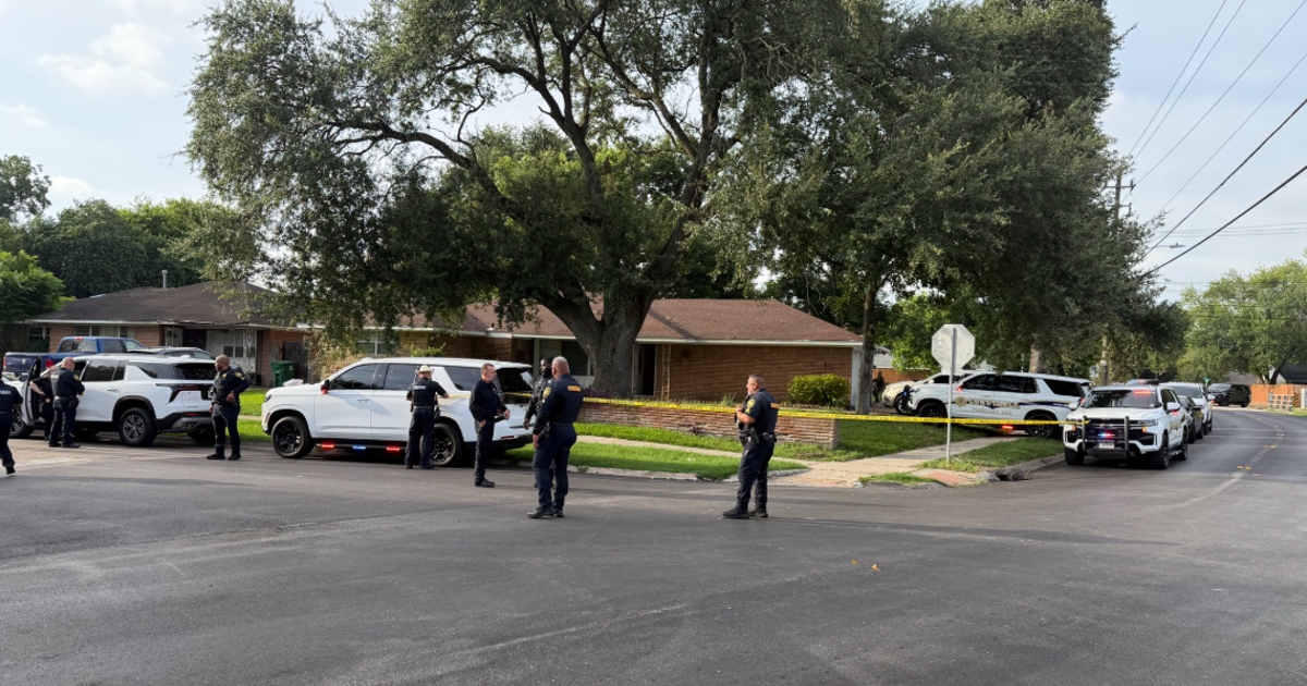 Houston bomb squad responds to possible explosive device at house on Gilpin