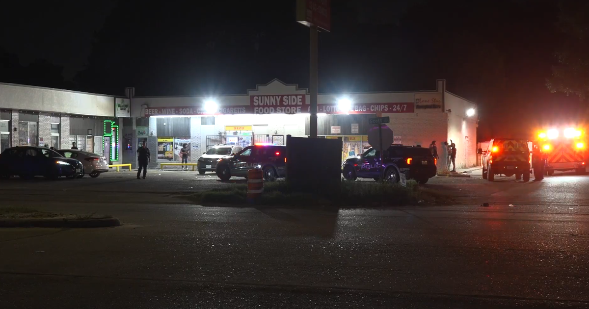 Sunnyside shooting: 3 women injured in shooting outside convenience store